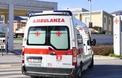 Un bébé tombe d’une voiture en marche après avoir été détaché par son frère
