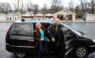 Paris, le 18 décembre 2012. Marine Le Pen sort de sa voiture sur l'avenue des Champs Elysées.