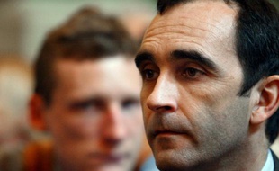 Jean-François Abgrall, le gendarme qui a confessé Francis Heaulme attend avant de témoigner lors d'un procès, à Lyon en 2002.