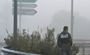 Un policier recherche des indices, le 28 Novembre 2011 à Vitrolles, à proximité des lieux du drame.