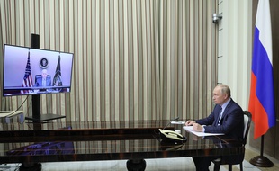 Joe Biden et Vladimir Poutine se sont entretenus pendant deux heures, notamment sur les tensions à la frontière ukrainienne, le 7 décembre 2021.