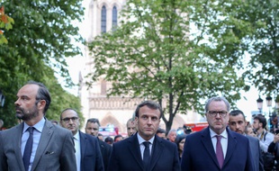 Emmanuel Macron en visite sur le parvis de Notre Dame après l'incendie le 15 avril 2019.