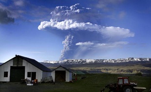 De la fumée s'élève le 21 mai 2011 au dessus du volcan Grimsvoetn en Islande