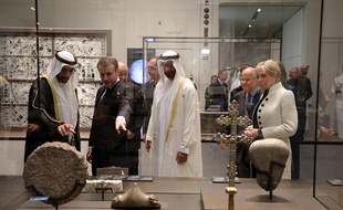 Le président Emmanuel Macron et sa femme Brigitte Macron lors de l'inauguration du Louvre Abu Dhabi, le 8 novembre 2017.