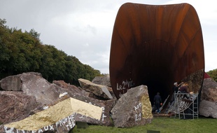 L'oeuvre Dirty Corner d'Anish Kapoor, à Versailles, le 22 septembre 2015.