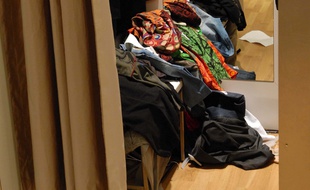 Une cabine d'essayage dans un magasin. Illustration.