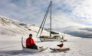 L'aventurier breton Guirec Soudée et sa poule dans le grand nord.