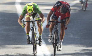 Greg van Avermaet (D) et Peter Sagan (G) lors de l'arrivée de la 13e étape du Tour de France 2015 à Rodez
