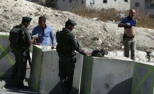 Un Palestinien contrôlé par des forces de sécurité israéliennes le 16 octobre 2015 dans le quartier d'Issawiya dans la banlieue de Jérusalem-est