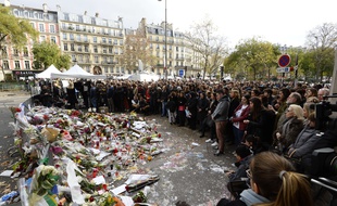 Minute de silence devant le Bataclan, à Paris le 16 novembre 2015, en hommage aux victimes des attentats du 13 novembre.