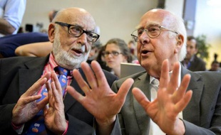 e prix Nobel de Physique 2013 a été décerné mardi au Belge François Englert et au Britannique Peter Higgs pour leurs travaux sur le " boson de Higgs", une particule élémentaire considérée par les physiciens comme la clef de voûte de la structure fondamentale de la matière.