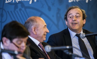 Michel Platini s'est notamment montré très complice avec le maire de Lyon Gérard Collomb. JEFF PACHOUD / AFP