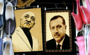 Des portraits brodés de l'imam Fethullah Gülen (g) et du président turc Recep Tayyip Erdogan (d), photographiés à Gaziantep, près de la frontière syrienne le 17 janvier 2014