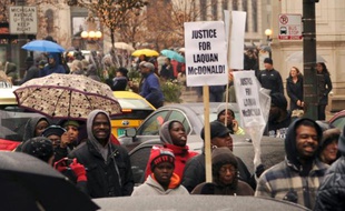 Des manifestants défilent le 27 novembre 2015 à Chicago pour réclamer justice après la mort d'un jeune Noir abattu par un policier blanc en octobre 2014