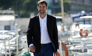 Le candidat PS aux régionales Christophe Castaner le 10 octobre 2015 sur le port de l'Estaque à Marseille