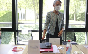 Elisabeth Borne, ministre du Travail, de l Emploi et de l Insertion, en visite sur le site Safran Landing System du groupe Safran a Velizy-Villacoublay.