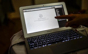 Un ordinateur tente en vain de se connecter au site de twitter, à Istanbul le 21 mars 2014