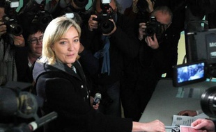 La candidate du Front national Marine Le Pen a voté dimanche en milieu de journée à Hénin-Beaumont (Pas-de-Calais) pour le deuxième tour de l'élection présidentielle.