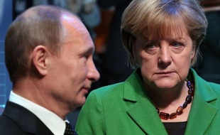 Les deux dirigeants, dont la relation est notoirement tendue, ont fait le tour des stands de ce salon, qui se targue d'être le plus grand au monde dans son domaine, et qui accueillait cette année la Russie comme partenaire officiel.