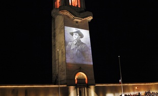 Des témoignages d'anciens combattants australiens projetés sur la façade du mémorial à Villers-Bretonneux, lors des cérémonies d'Anzac day, en 2016.