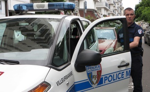 Villeurbanne, le 20 Mai 2015
Après concertation, la mairie de Villeurbanne a décidé de ne pas doter ses agents municipaux d'armes à feux. A la place, ils seront équipés de taser.