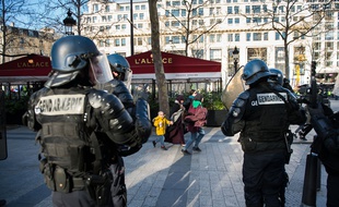Des CRS sur les Champs-Elysées, le 16 mars 2019.