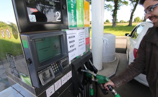 Illustration d'une station-service prise d'assaut en raison de la pénurie de carburant, ici à Vern-sur-Seiche, près de Rennes, le 23 mai 2016.