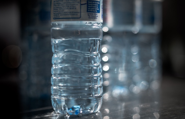 Projet de loi anti-gaspillage: Le Sénat dit non à la consigne 640x410_une-bouteille-d-eau-minerale-en-plastique-photo-d-illustration