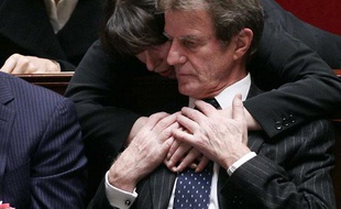 Fadela Amara congratule le ministre des Affaires étrangères Bernard Kouchner après sa réponse à l'opposition lors des traditionnelles questions aux gourvernement, Paris, le 4 février 2009.