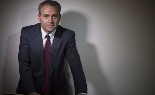 Le député UMP Xavier Bertrand le 10 avril 2014 dans son bureau de l'Assemblée nationale.
