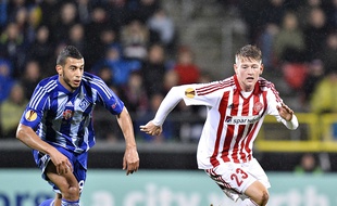 Nicolaj Thomsen, ici en Europa League, sous le maillot d'Aalborg, face à Younes Belhanda, le joueur du Dynamo Kiev, ne rejoindra pas le FC Nantes.