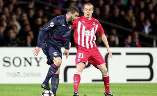 Le défenseur bordelais Mathieu Chalmé (en rouge), et l'attaquant lyonnais Lisandro Lopez lors du quart de finale de Ligue des champions aller du 30 mars 2010.