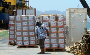 Cargaison d'aide humanitaire en provenance des Emirats arabes unis, le 17 mai 2015 à Aden