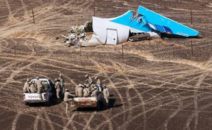 Une photo diffusée par le ministère russe des Situations d'urgence montre les débris du vol A321 dans une région montagneuse du Sinai le 1er novembre 2015