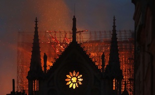 La charpente et le toit de Notre-Dame ont été en grande partie détruits par un incendie le 15 avril 2019 mais la structure de la cathédrale a pu être sauvée.