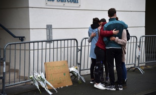 Des jeunes pleurent la mort de quatre personnes dans l'effondrement d'un balcon, le 16 octobre 2016 à Angers.
