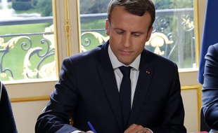 Emmanuel Macron dans son bureau à l'Elysée