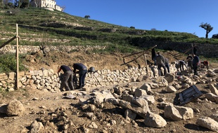 Le mur en pierre sèches réalisé au cours d'une formation dans le Var.