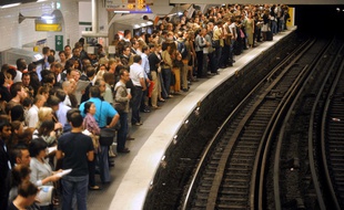 Un quai de métro bondé à Paris un jour de grève. (Photo illustration).