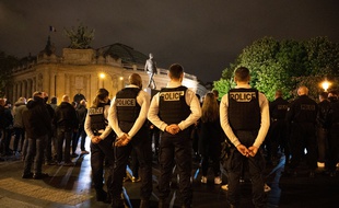 Des policiers réunis à Paris dans le 8e arrondissement, en hommage à leur collègue tué en service à Avignon en mai 2021.