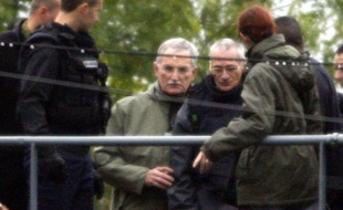 Francis Heaulme (D) lors d'une reconstitution le 3 octobre 2006 à Montigny-les-Metz