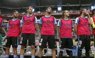 Les remplaçants de l'équipe d'Uruguay lors de l'hymne avant la rencontre face au Mexique, en phase de poule de la Copa America le 6 juin 2016.