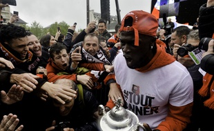 Le joueur du Stade Rennais Mbaye Niang tient dans ses mains la Coupe de France, ici le 30 avril lors du retour à Rennes.