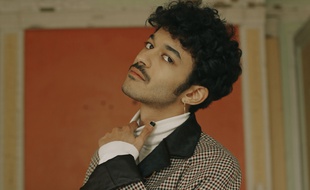 Le premier EP d'Adam Naas contient 4 titres emblématiques de sa musique.