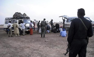Des déplacés de Diffa fuyant Boko Haram arrivent dans les environs de Zinder au Niger, où ils sont contrôlés par la police locale, le 13 février 2015