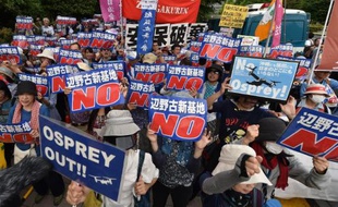 Manifestation le 24 mai 2015 à Tokyo contre le projet de construction d'une nouvelle base américaine sur l'archipel d'Okinawa
