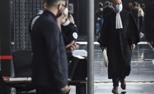 Loïc Cabioch, avocat de Lydie Troadec, devant l'entrée de la salle d'assises, à Nantes.