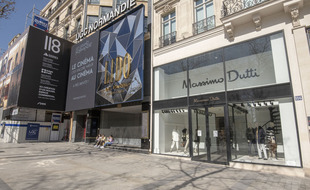 Une salle de cinéma sur les Champs Elysées à Paris