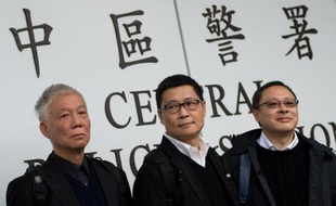 Benny Tai (d), Chan Kin-man (c) et Chu Yiu-ming, les fondateurs du mouvement prodémocratie à Hong Kong, se rendent à la police, le 3 décembre 2014