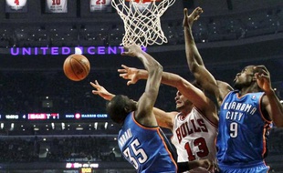 Le Thunder d'Oklahoma City, avec Kevin Durant (à gauche en bleu) et Serge Ibaka prend le dessus sur les Bulls de Joakim Noah, le 8 novembre 2012